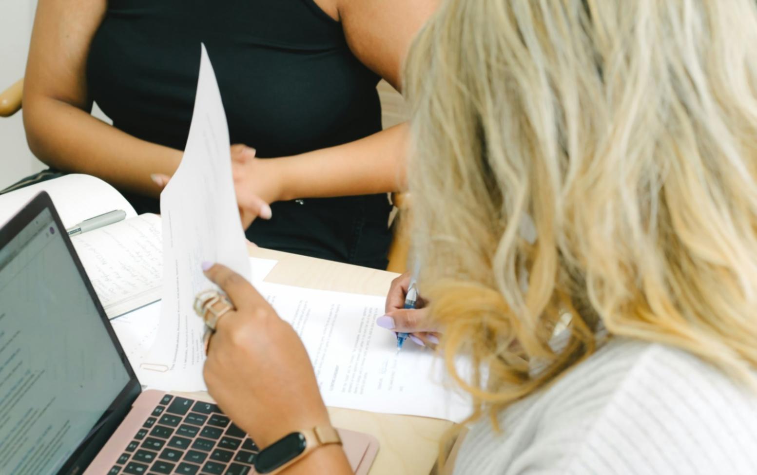 Look naturale e sofisticato per matrimoni e cerimonie diurne