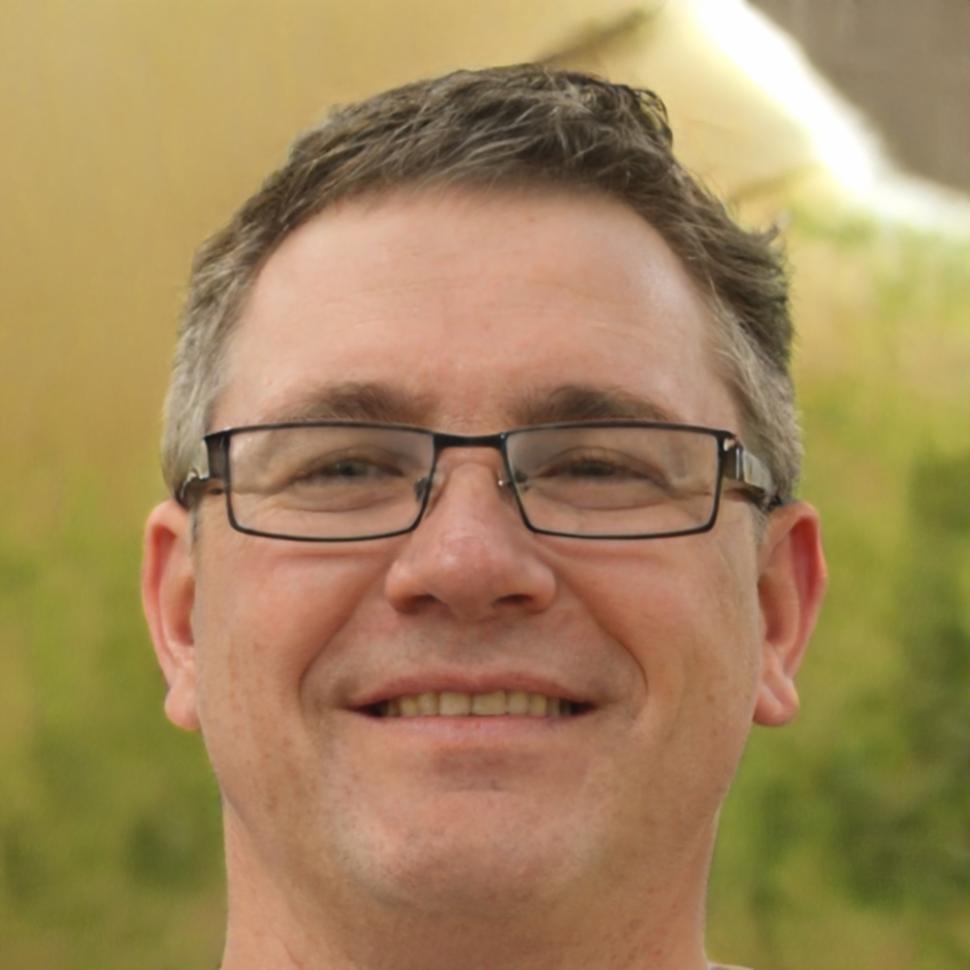 Ritratto professionale di Marco Benedetti, esperto in tecniche di make-up avanzate