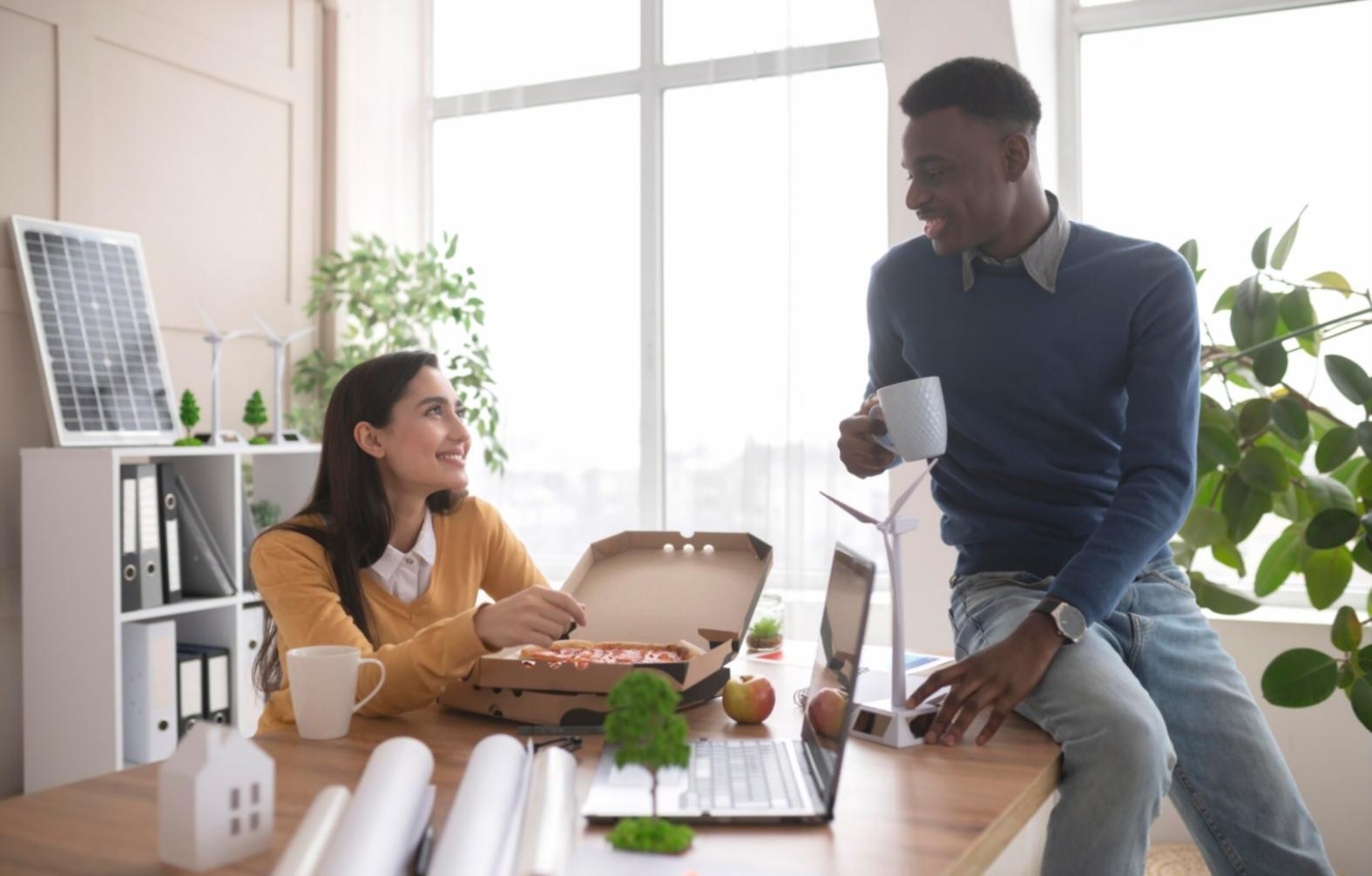 Studenti durante una lezione pratica di tecniche avanzate di make-up professionale