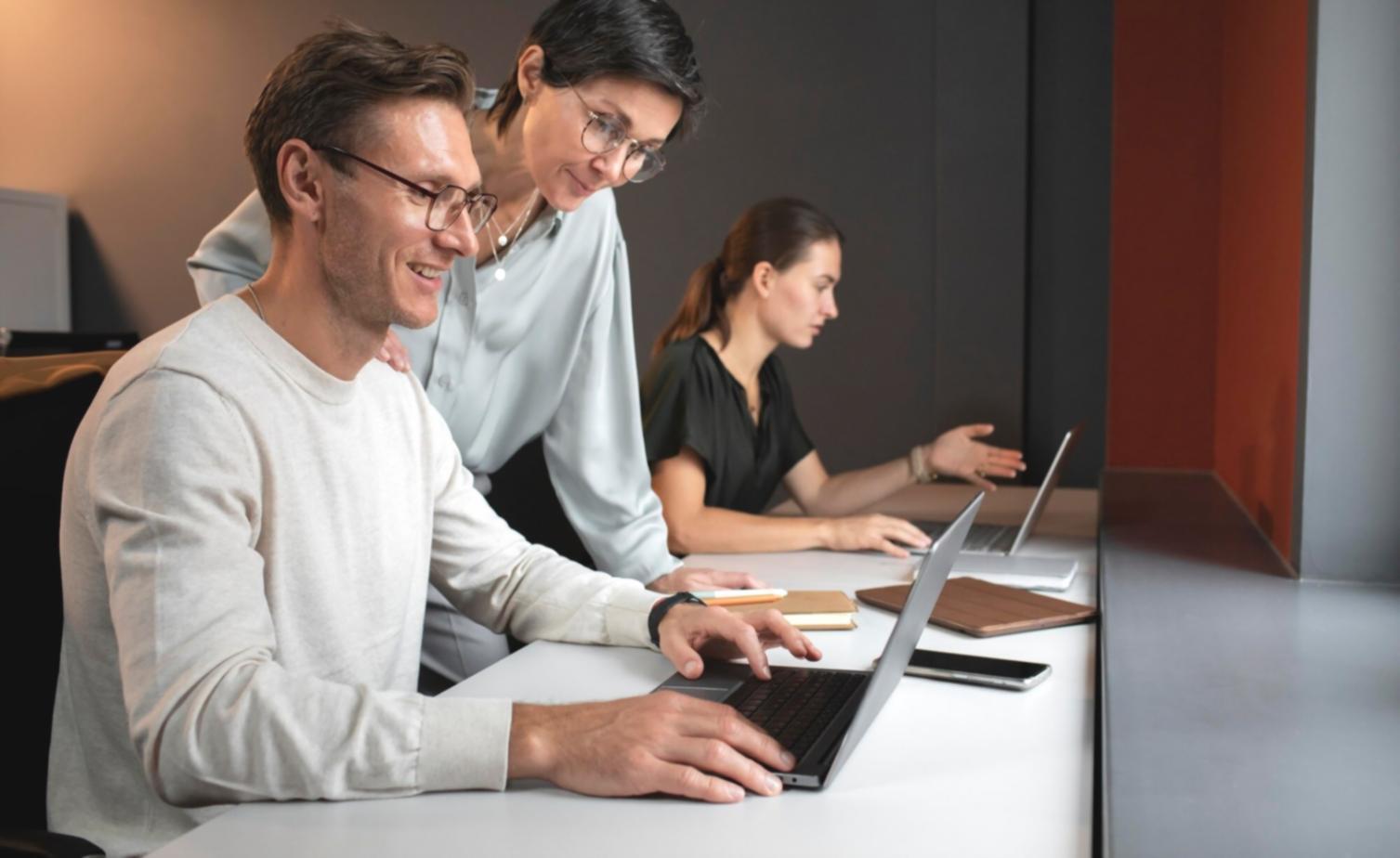 Esempi di styling per diverse occasioni professionali e casual